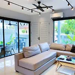 Stylish 3Br Villa Walk To Beautiful Beach Shared Pool