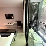 Private Apartment At Emerald Terrace
