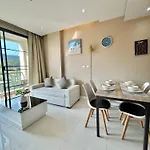 Cozy 2 Bedrooms Walk To Beach
