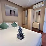 Cozy 2 Bedrooms Walk To Beach