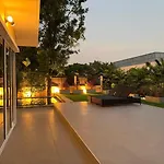 V166 Luxury With Ocean Views & Private Rooftop Jacuzzi