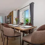 Charming Home, Smile Ville