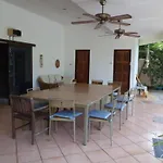 Bungalow Fuer Bis Zu Drei Personen Mit Wohnraum Und Badezimmer