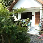 Bungalow Fuer Bis Zu Drei Personen Mit Wohnraum Und Badezimmer