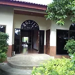 Bungalow Fuer Bis Zu Drei Personen Mit Wohnraum Und Badezimmer