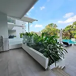 Stylish 2 Bedroom Apartment With Pool Access In Surin