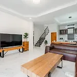Freshly Renovated 4 Bed Pool Villa Great Location
