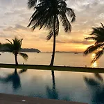 D-Lux 4 Bed Beachfront Apartment With Sea View