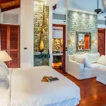 Villa In The Garden, Surin Beach With Private Spa.