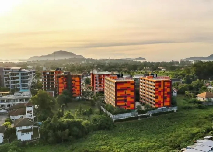 Naiharn Pearl Condo Hotel By Villacarte