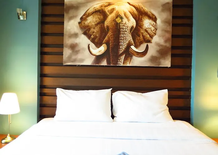 639 2 Bedroom Contemporary Teak Wood Patong Beach