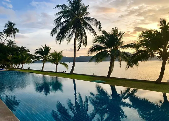 D-Lux 4 Bed Beachfront Apartment With Sea View