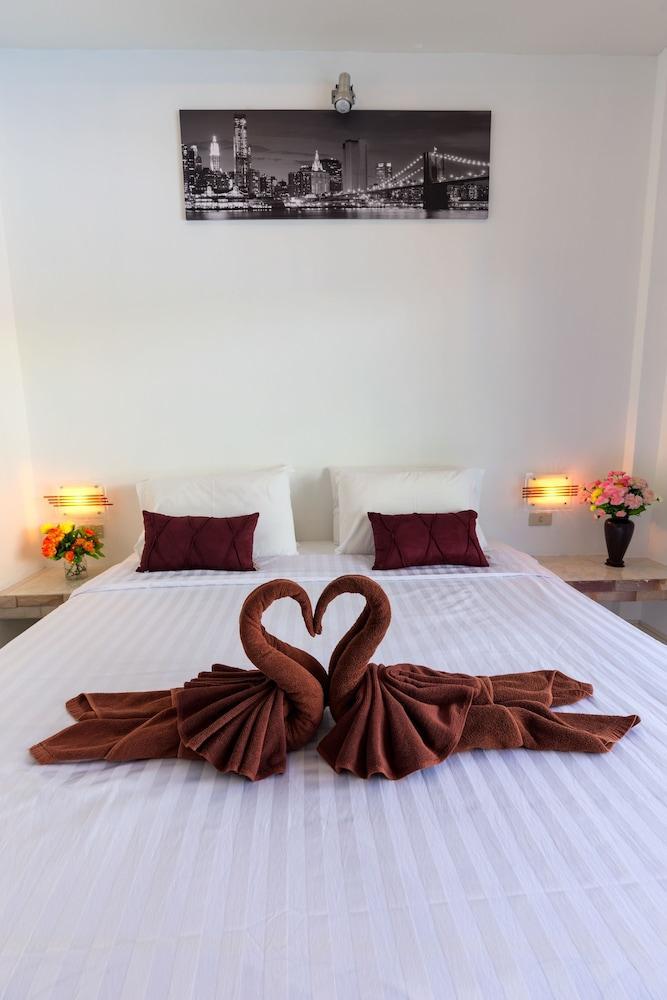 Baan Chaylay Hotel