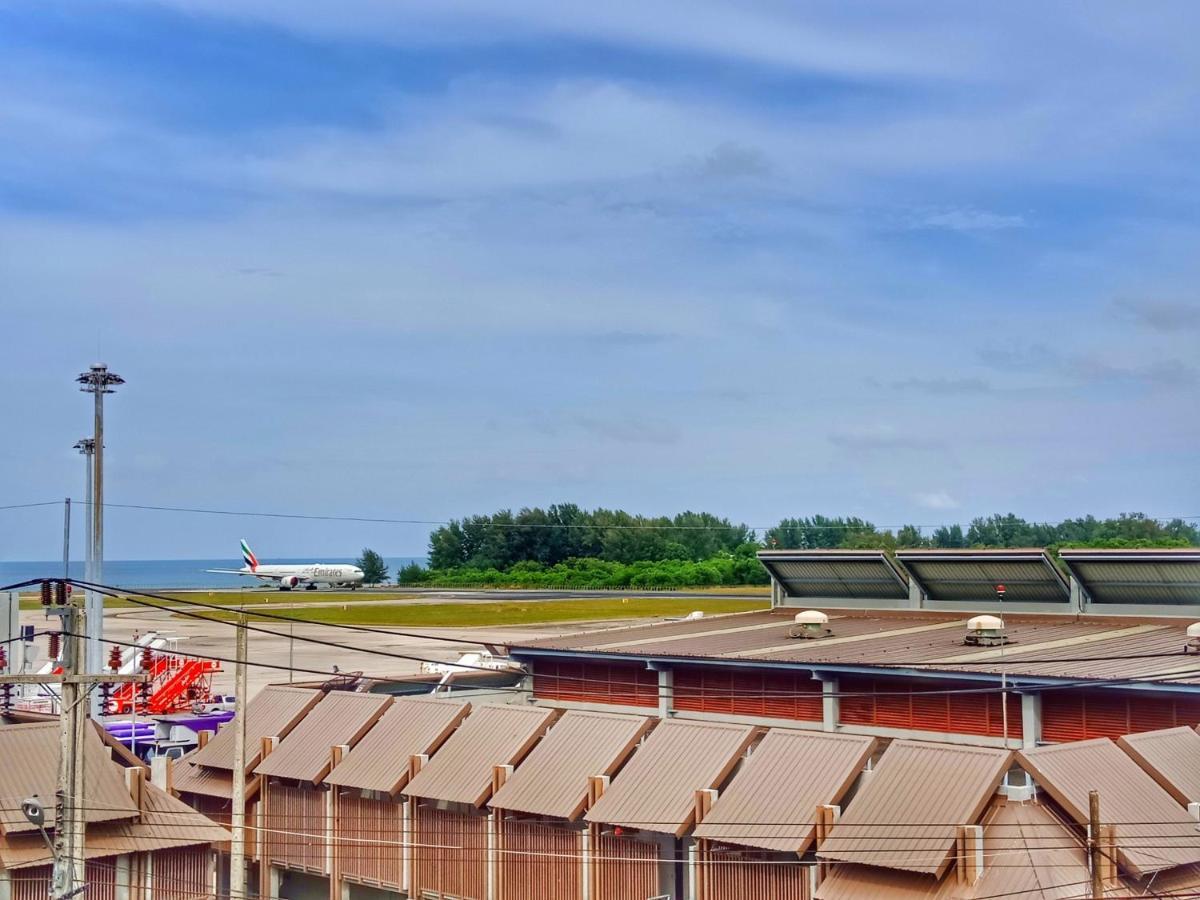 Louis' Runway View - Sha Extra
