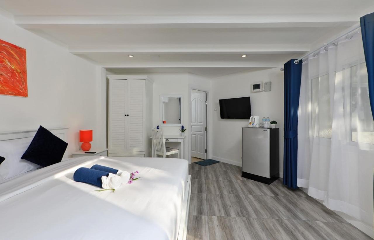 Hotel White