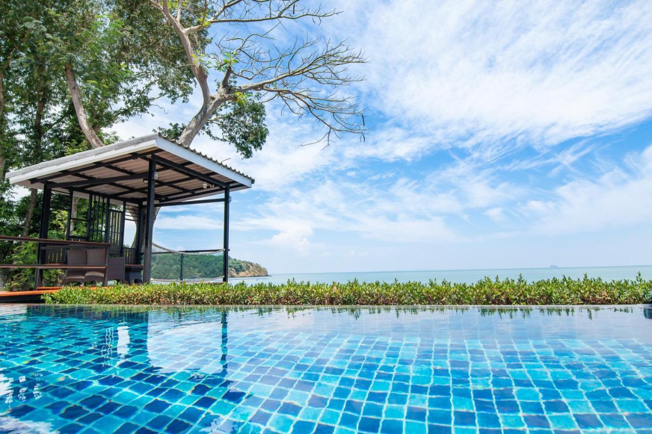 Koh Sirey Beachfront Pool * Phuket