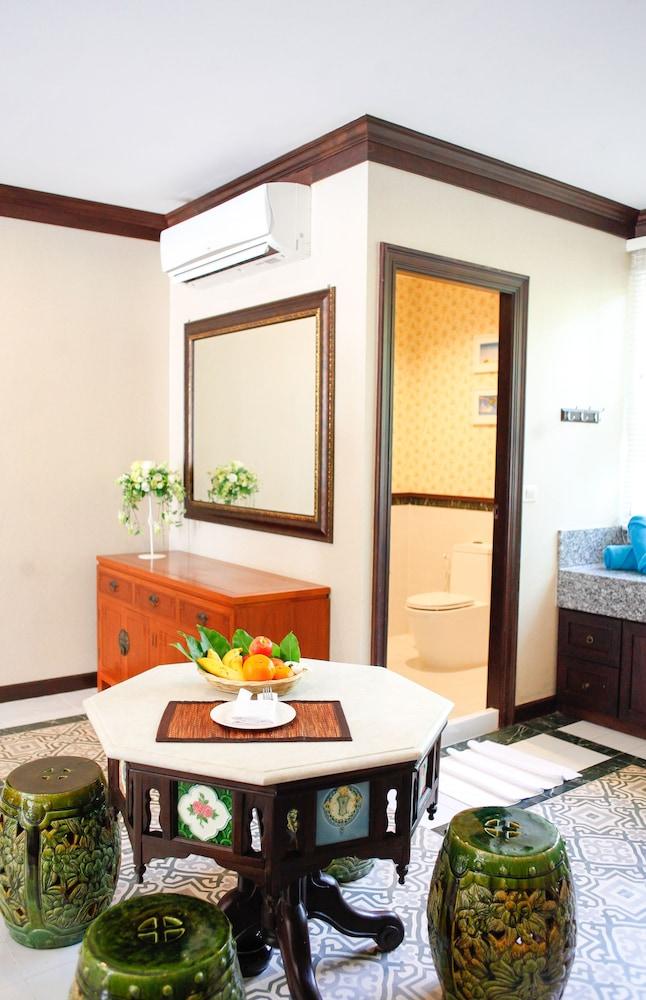 Racha Island Hotel 3*