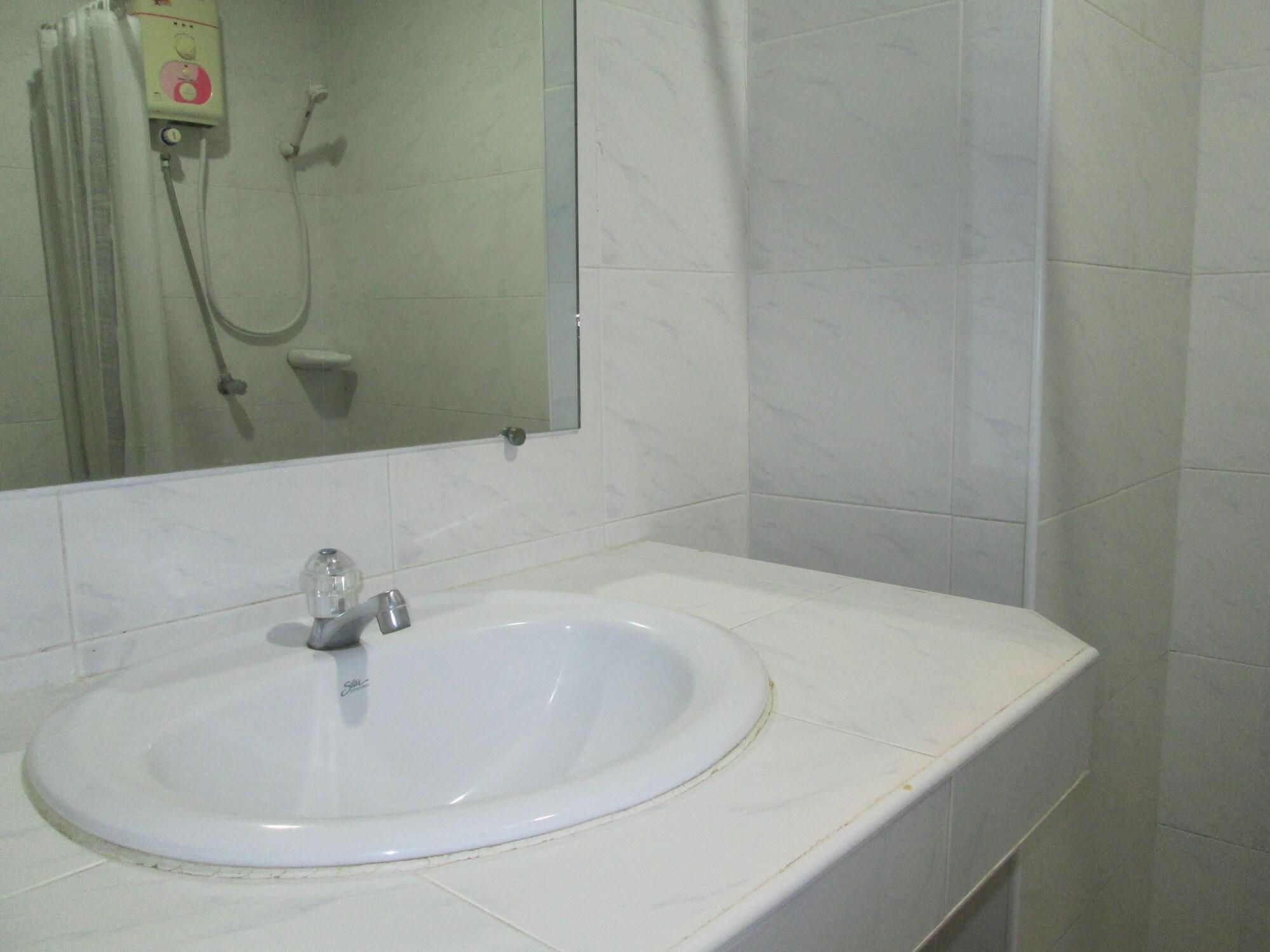 Pineapple Guest house Karon
