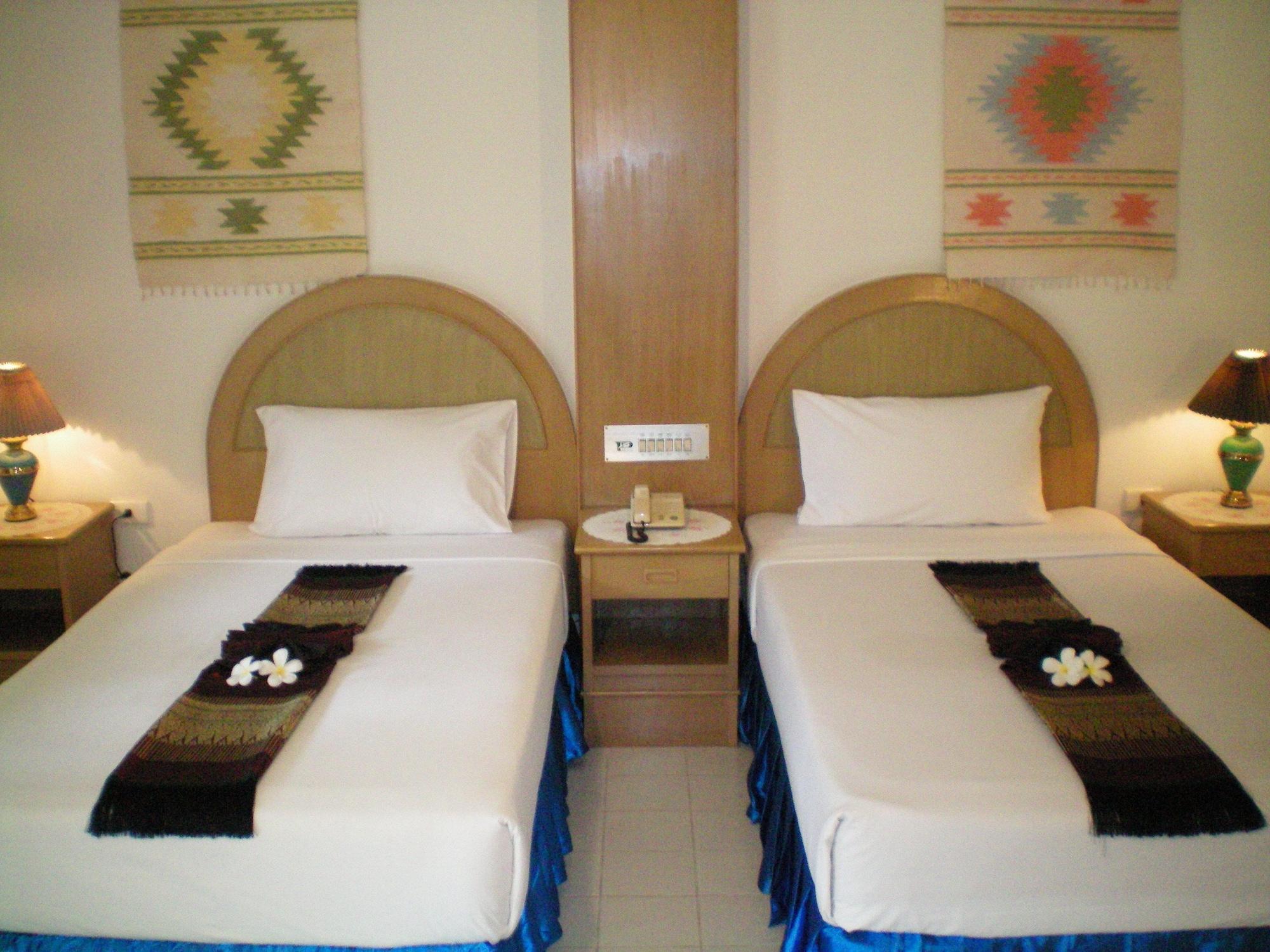 Palace - Sha Extra 3*