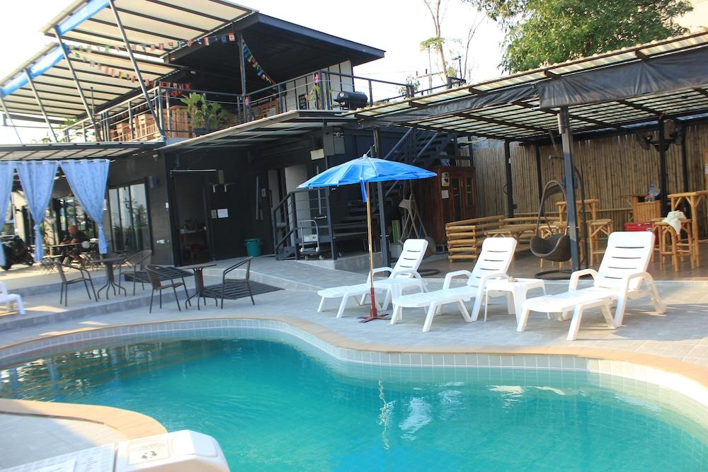1715 House - White Rhino