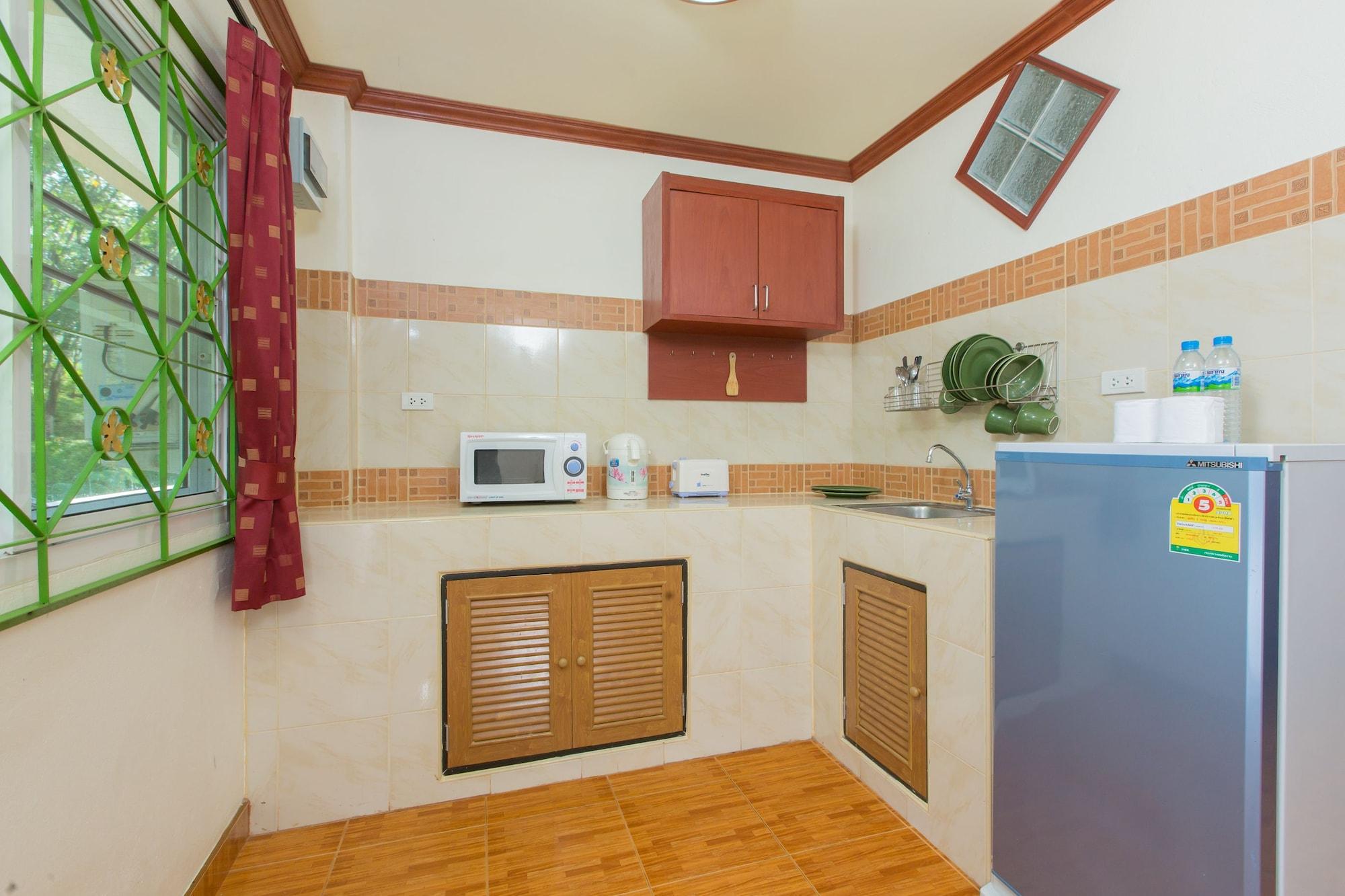 Rai Rom Yen Sha Apartment *