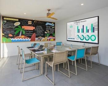 Hotel Liv Phuket Beachfront 4*