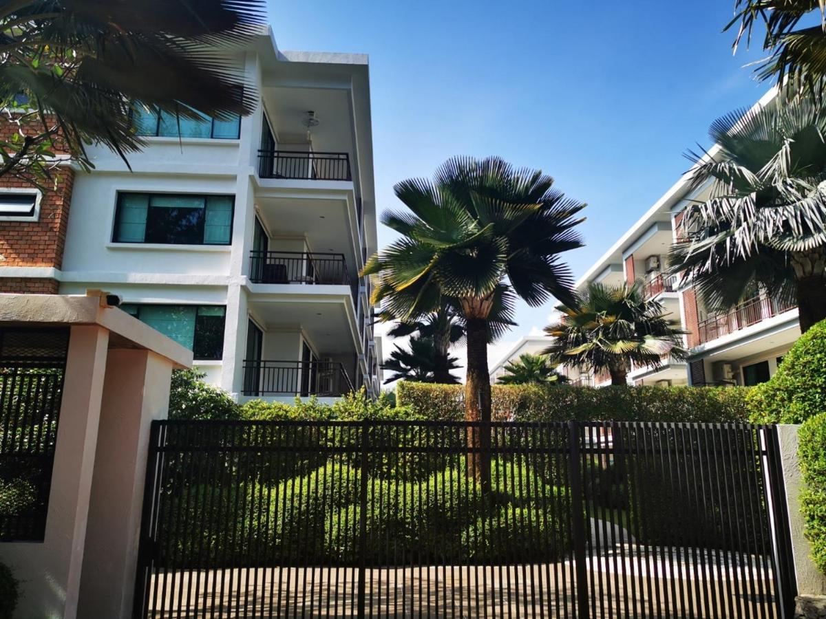 The Title West Wing Pool Access Aparment Apartment
