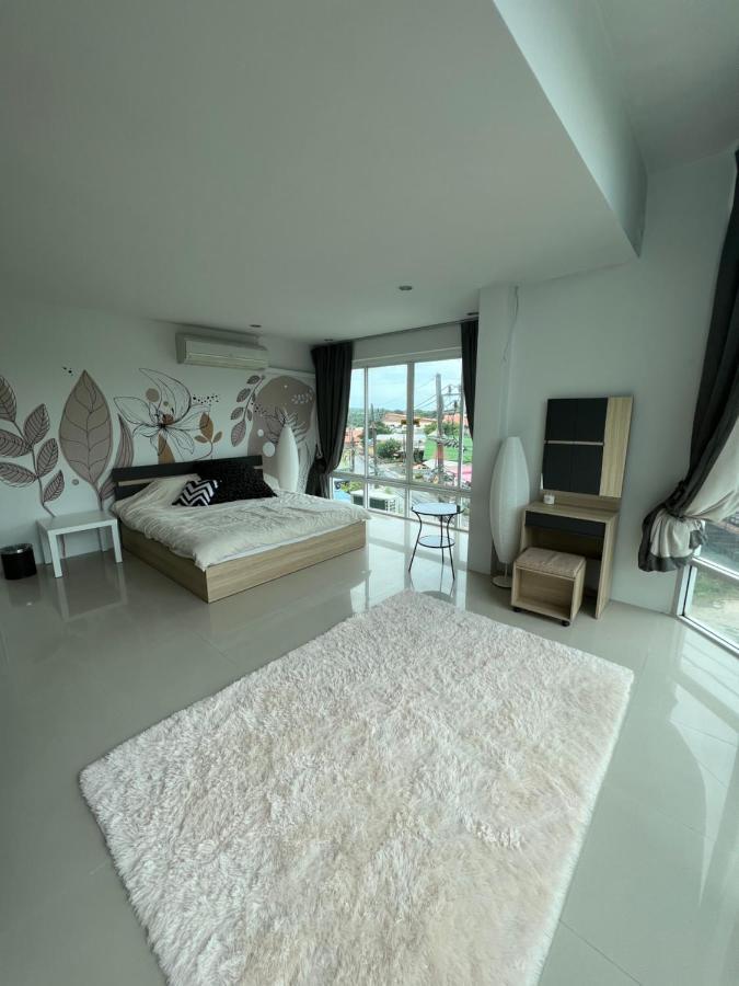 The Chu Cafe / Apartment Nai Harn