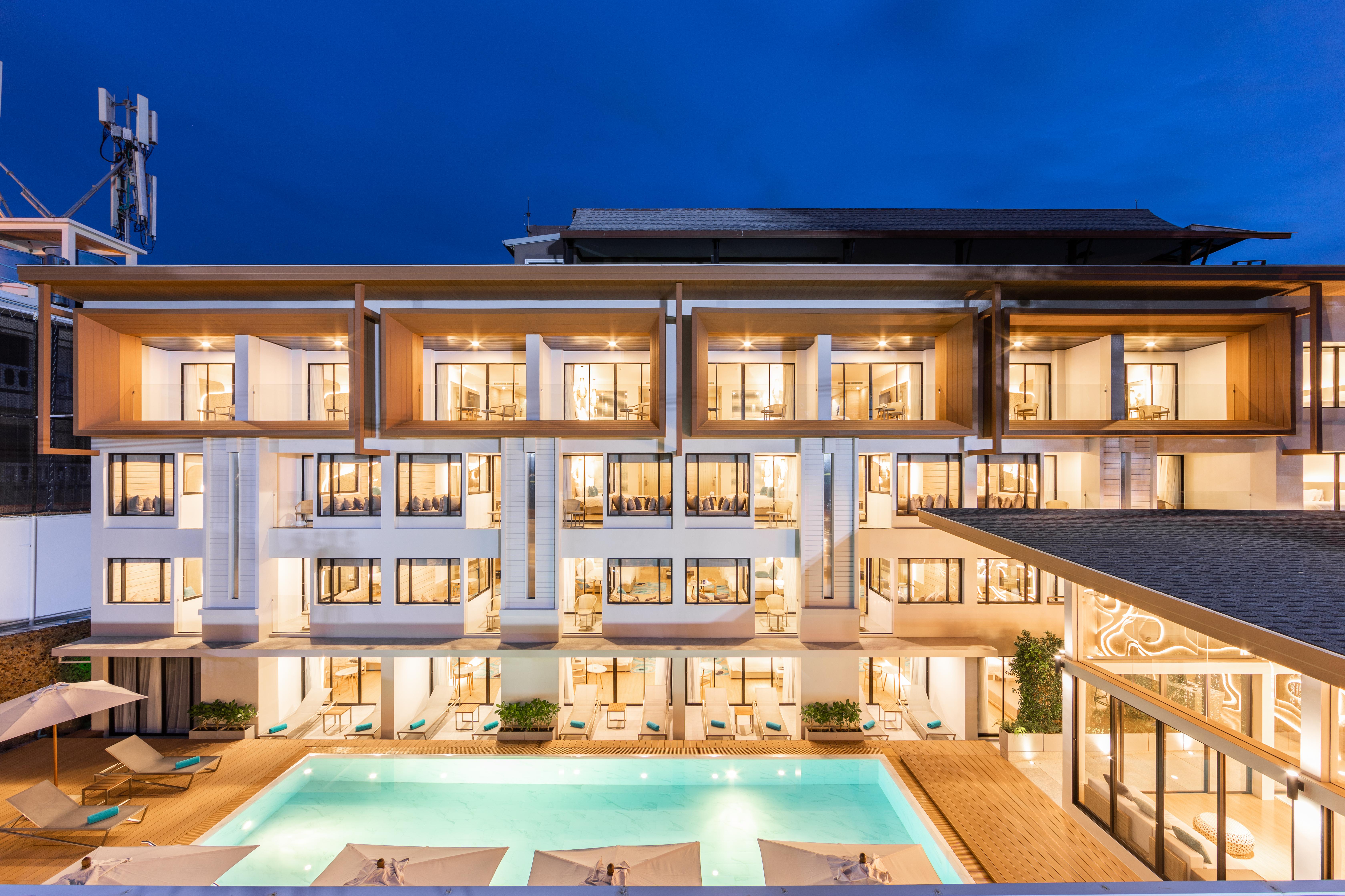 Hotel Liv Phuket Beachfront 4*