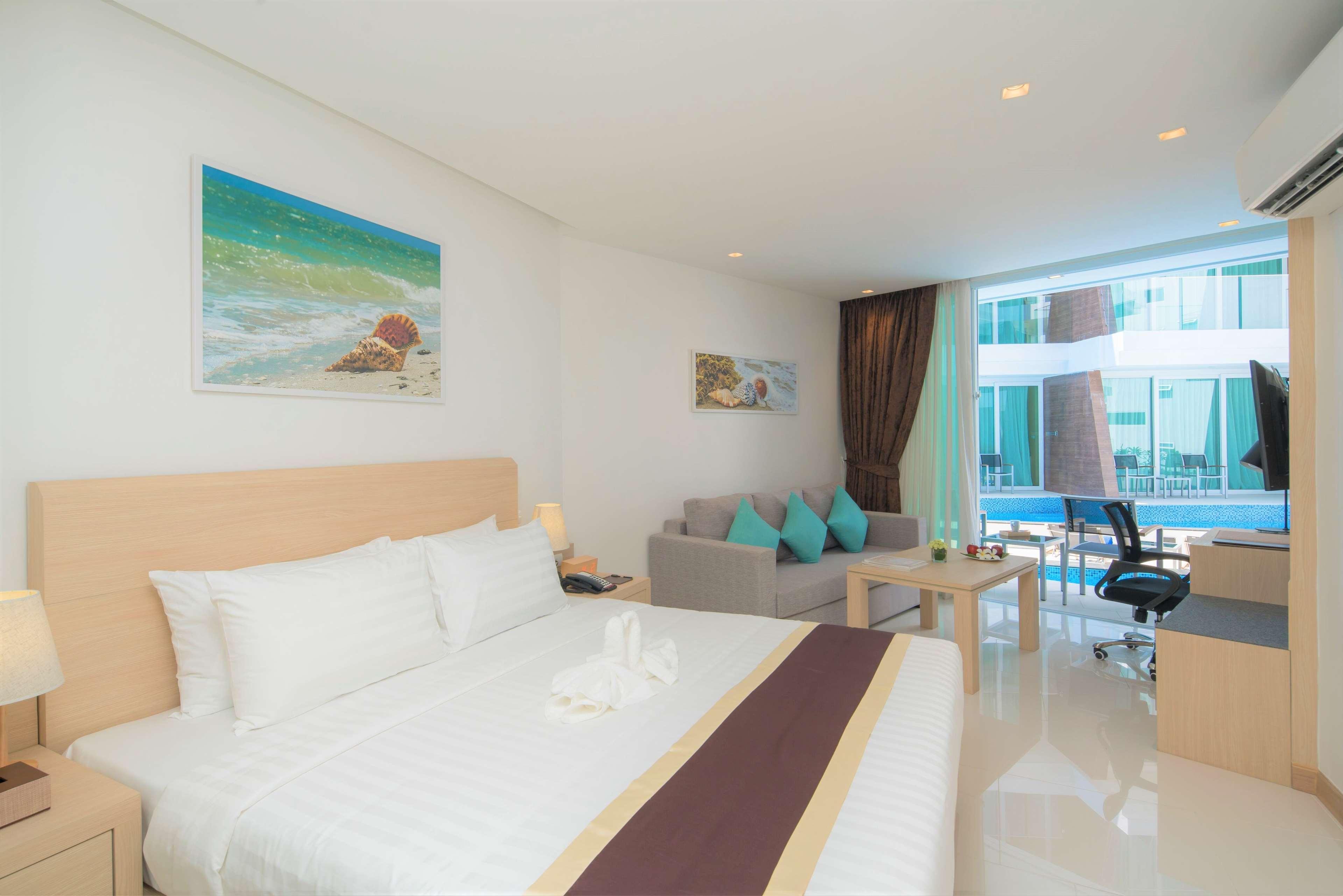Hotel The Beachfront Phuket 5*