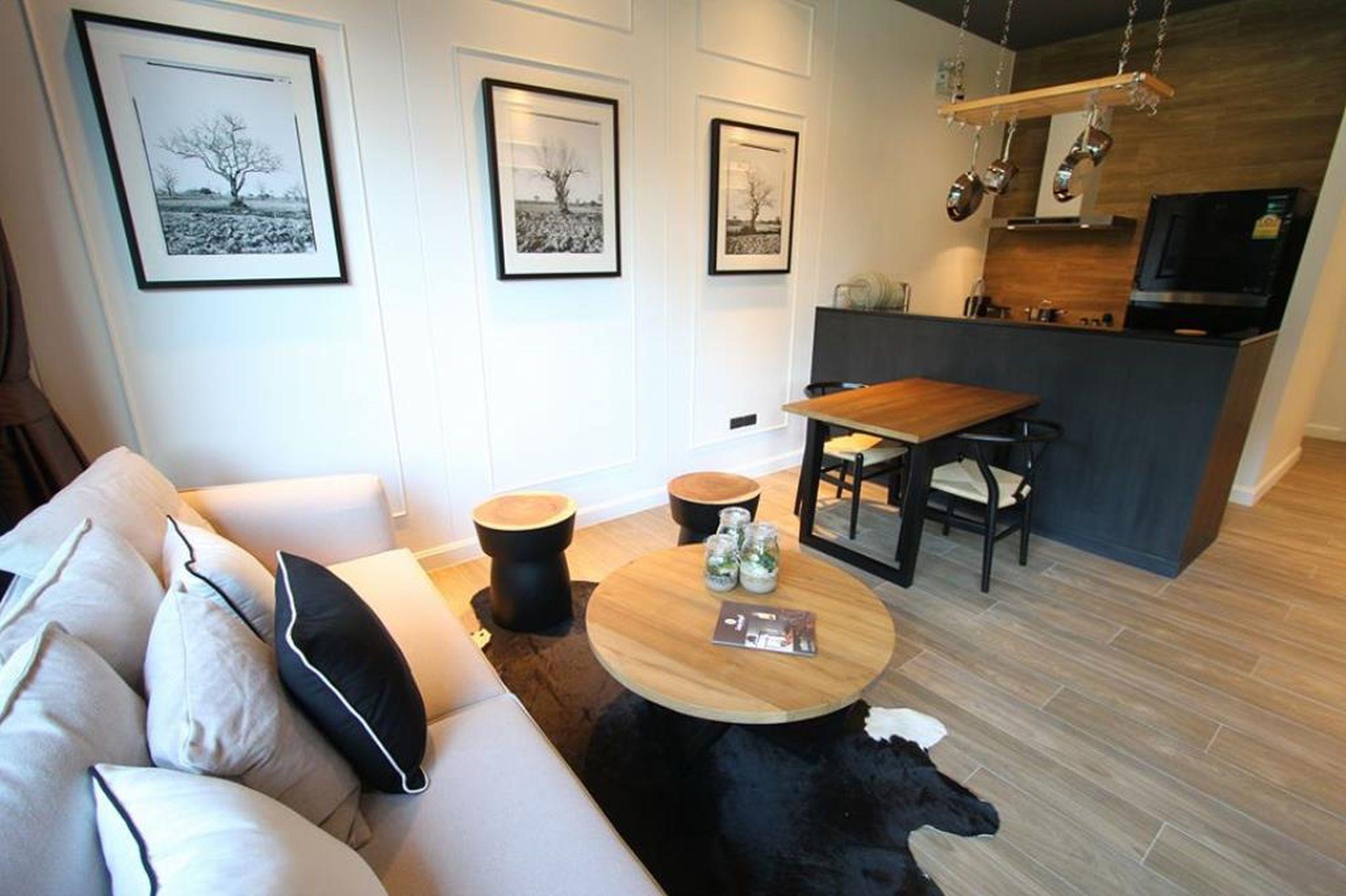 Saturdays By Brown Starling 4*