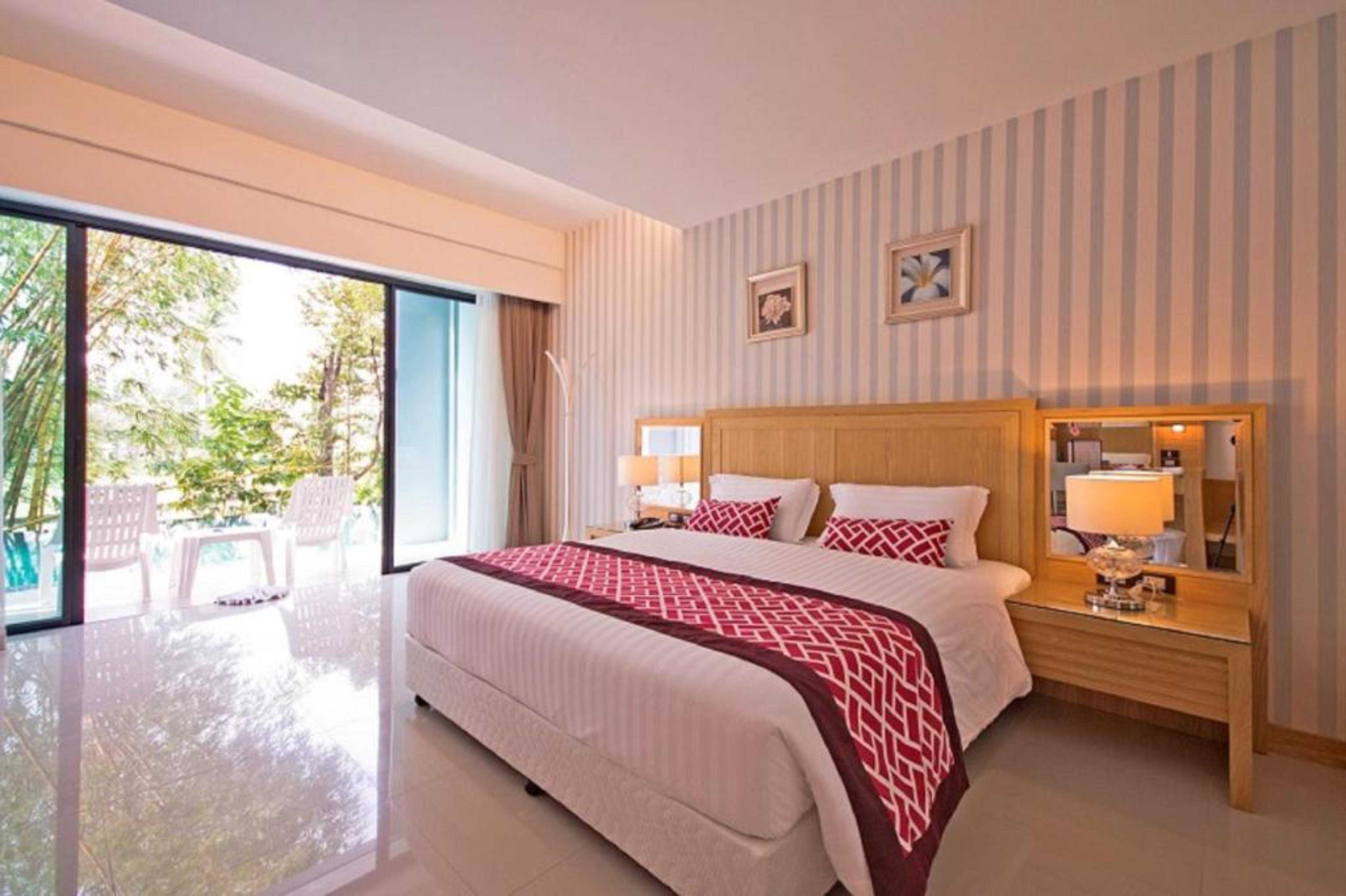 Hotel The Par Phuket Sha