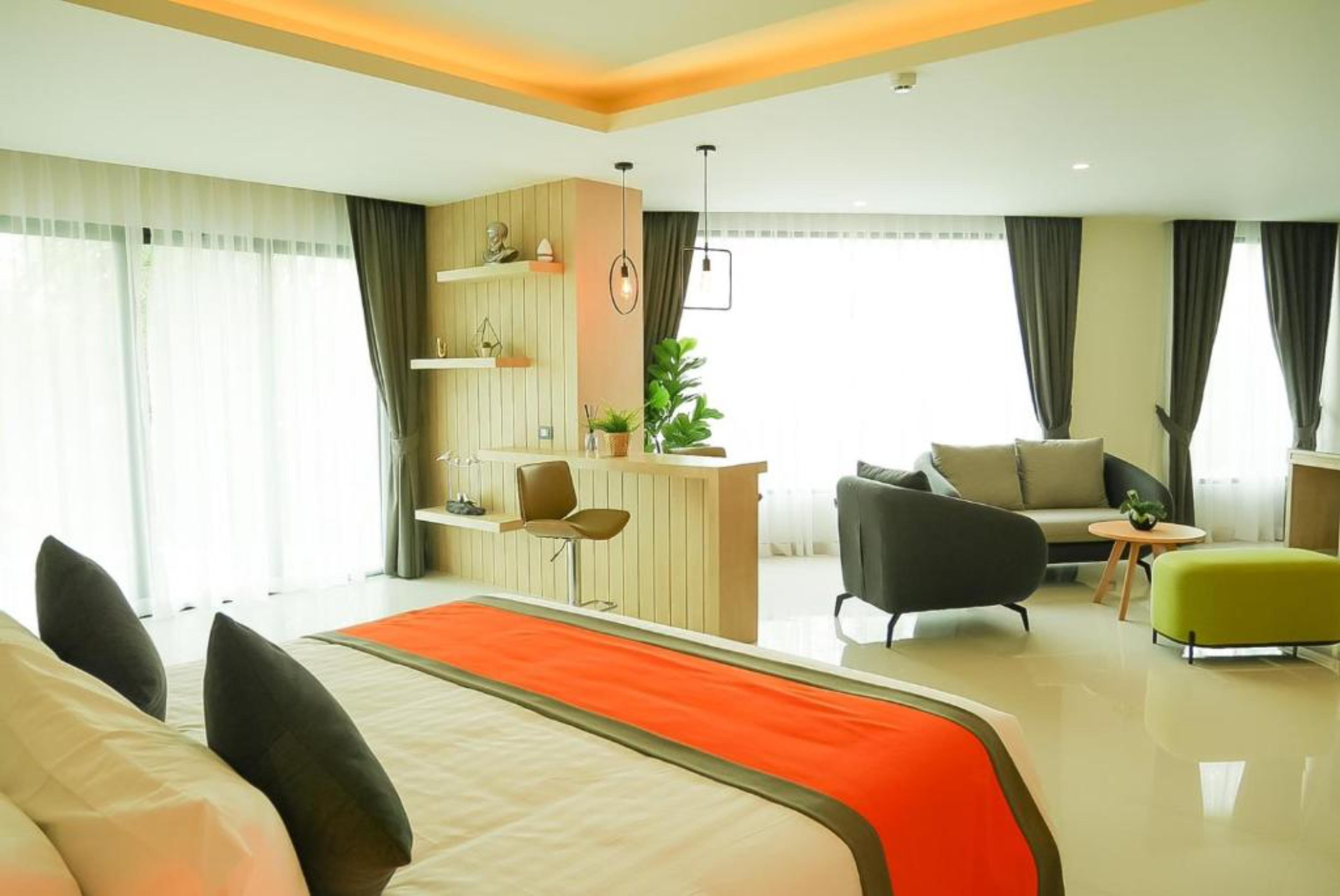 Hotel The Par Phuket Sha