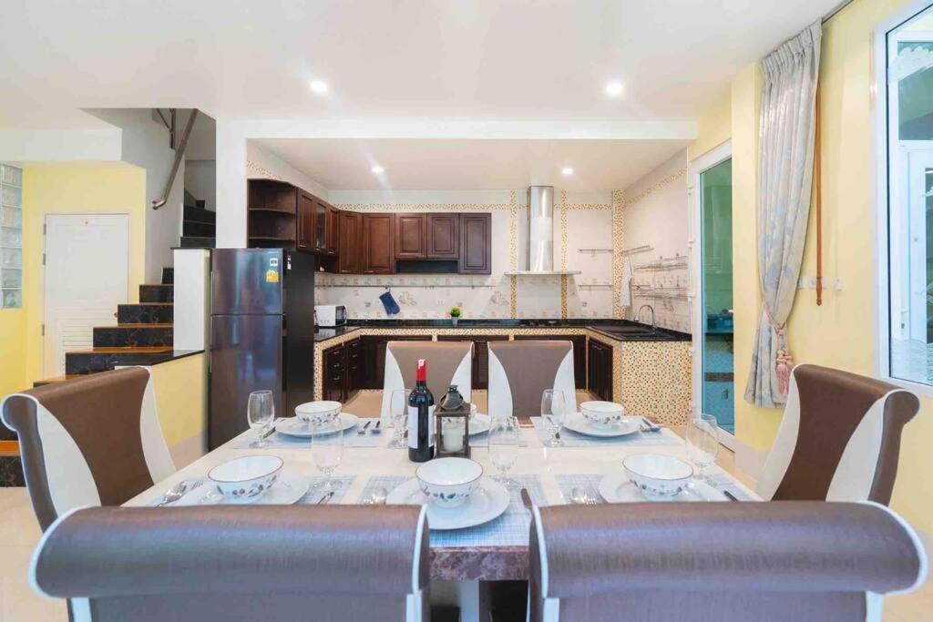 Holiday home Spacious 4 Bedroom Vacation Rooftop Views *