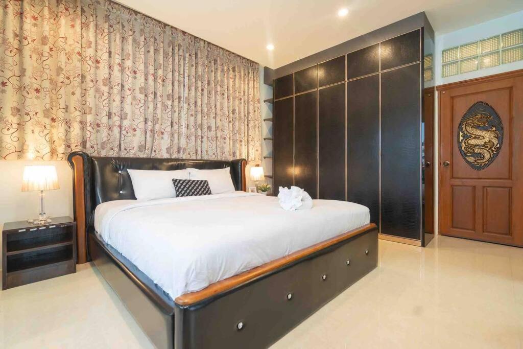 Holiday home Spacious 4 Bedroom Vacation Rooftop Views Patong