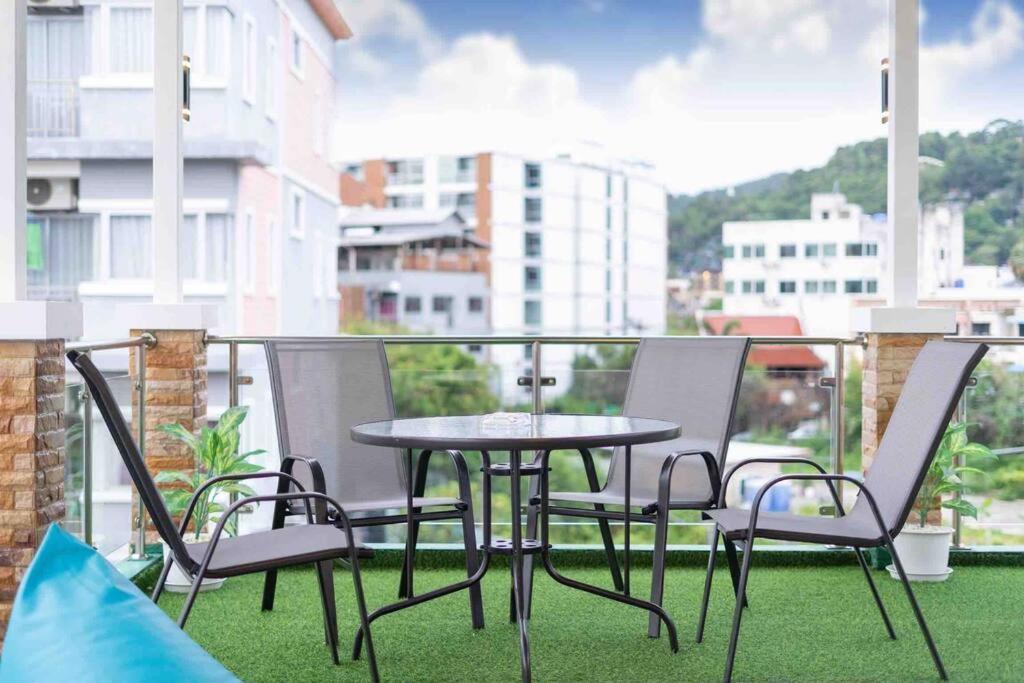 Spacious 4 Bedroom Vacation Rooftop Views *