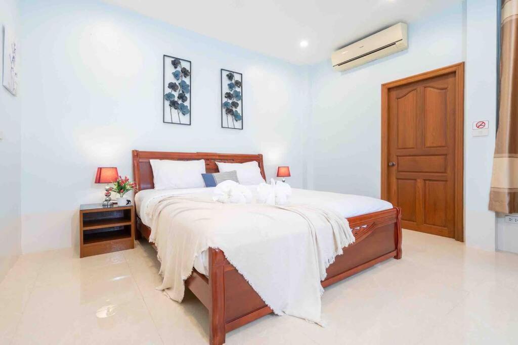 Spacious 4 Bedroom Vacation Rooftop Views
