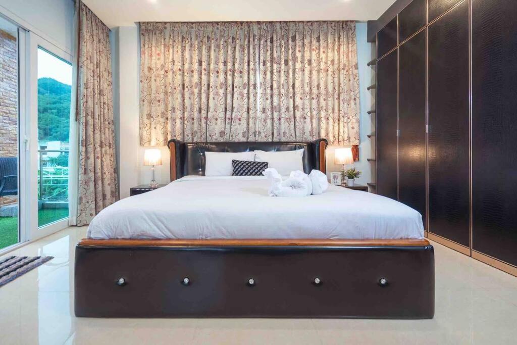 Spacious 4 Bedroom Vacation Rooftop Views *