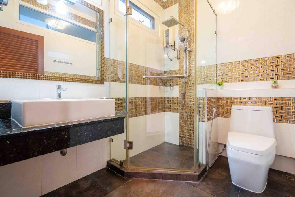 Holiday home Spacious 4 Bedroom Vacation Rooftop Views *