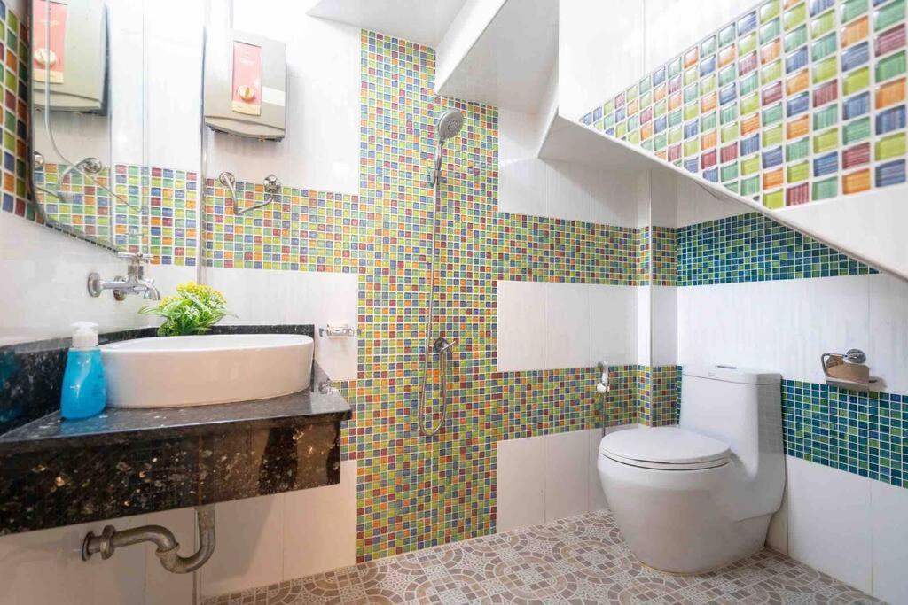 Spacious 4 Bedroom Vacation Rooftop Views *