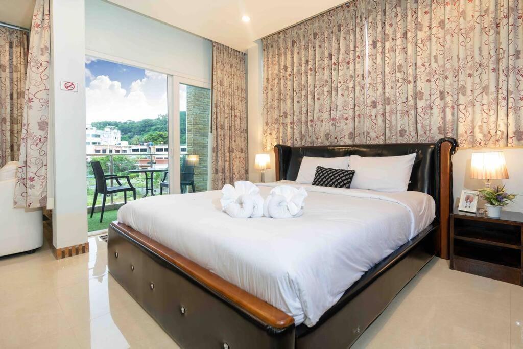 Spacious 4 Bedroom Vacation Rooftop Views Holiday home *