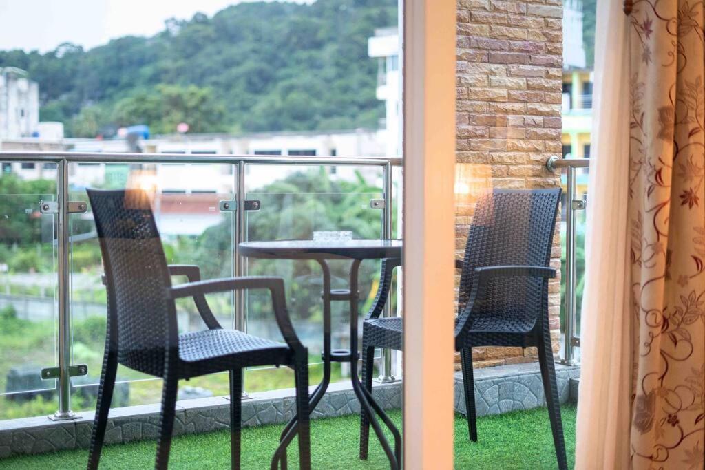 Spacious 4 Bedroom Vacation Rooftop Views Holiday home