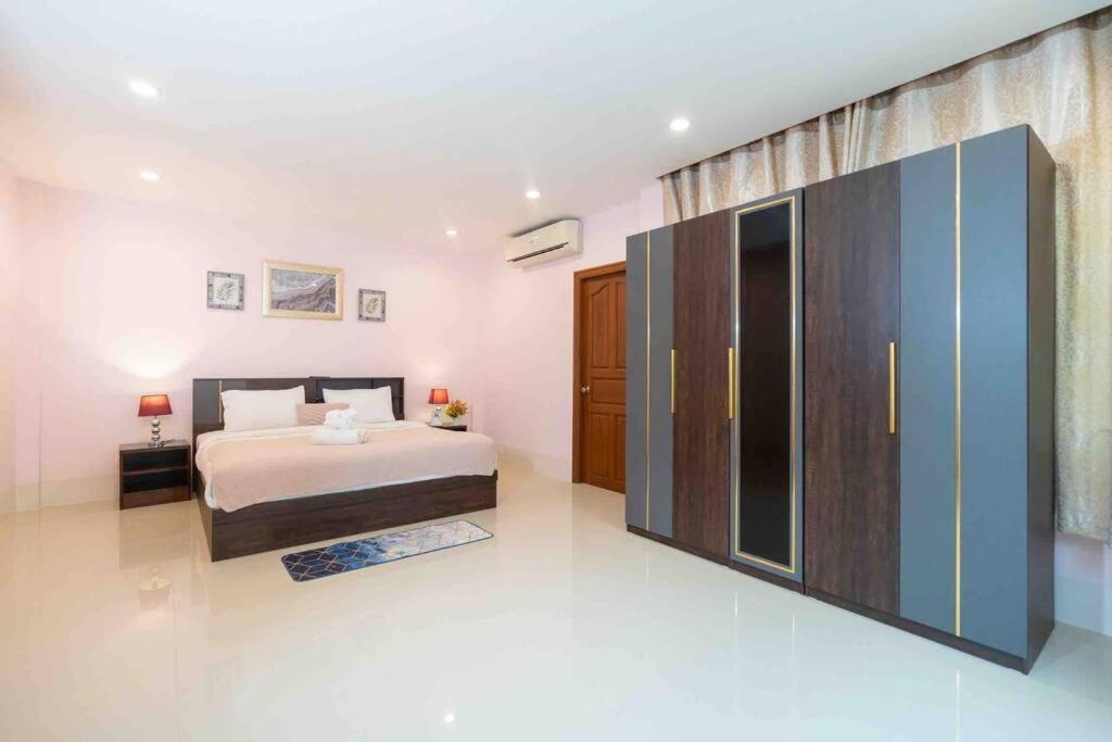 Holiday home Spacious 4 Bedroom Vacation Rooftop Views