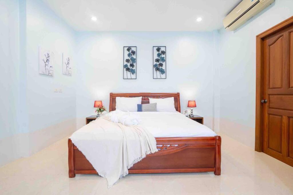 Holiday home Spacious 4 Bedroom Vacation Rooftop Views *
