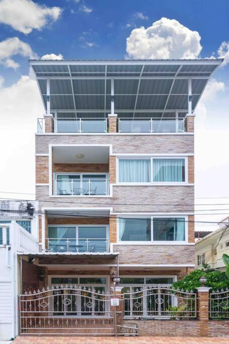 Spacious 4 Bedroom Vacation Rooftop Views Holiday home