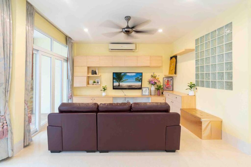Spacious 4 Bedroom Vacation Rooftop Views Holiday home