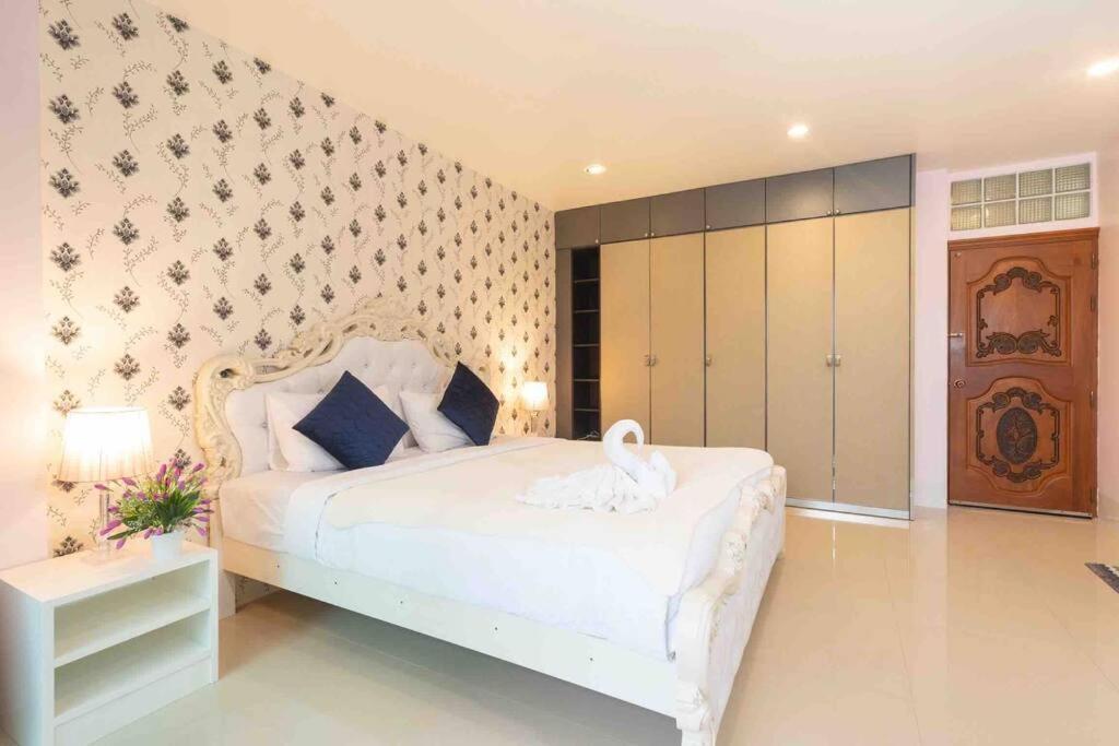 Holiday home Spacious 4 Bedroom Vacation Rooftop Views Patong