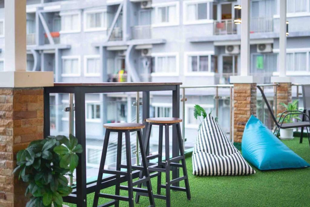 Spacious 4 Bedroom Vacation Rooftop Views *