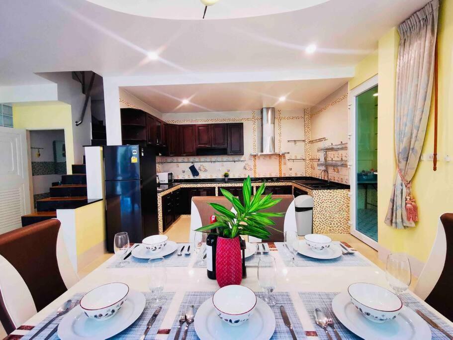 Spacious 4 Bedroom Vacation Rooftop Views Holiday home *