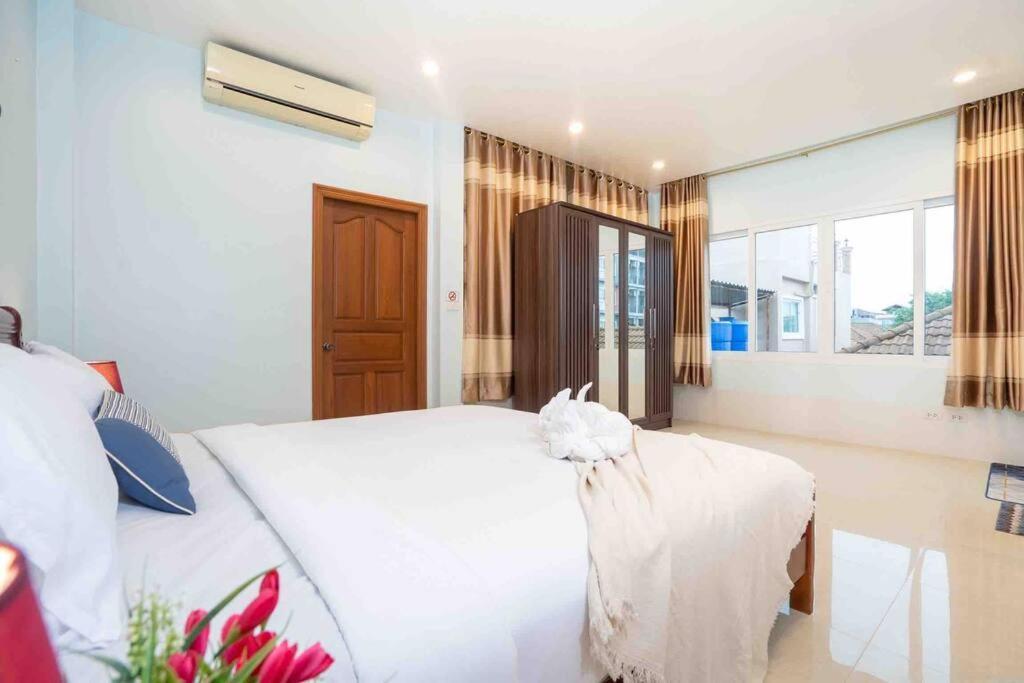 Spacious 4 Bedroom Vacation Rooftop Views Holiday home